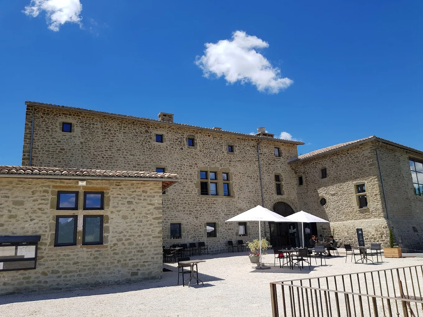 Vue du château de Poët-Célard, lieu de l'immersion Shiatsu Leadership